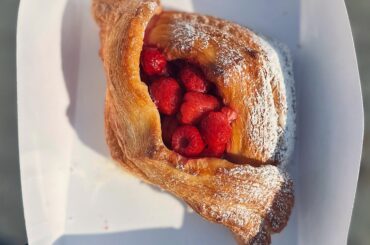 Pastry with custard cream and raspberries