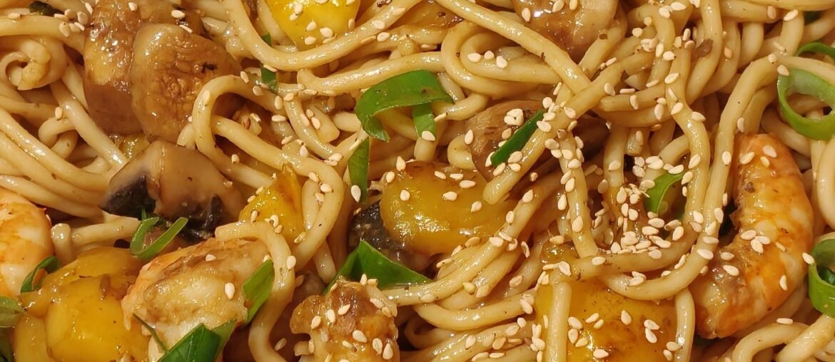 Nouilles sautées aux crevettes mangue et champignons