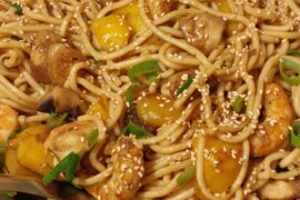 Nouilles sautées aux crevettes mangue et champignons