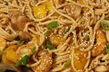 Nouilles sautées aux crevettes mangue et champignons