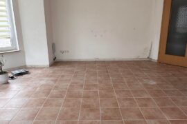 Trying to design a modern but literary living room (books + dark wood) – need help making it stylish