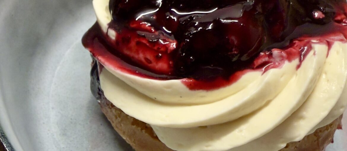 Baba au kirsch, crème chocolat blanc, cerises