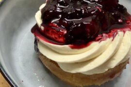 Baba au kirsch, crème chocolat blanc, cerises