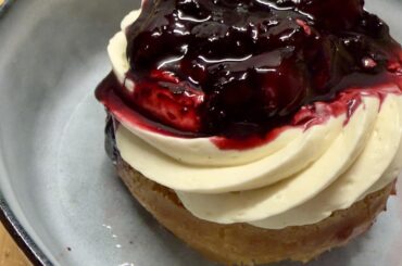 Baba au kirsch, crème chocolat blanc, cerises