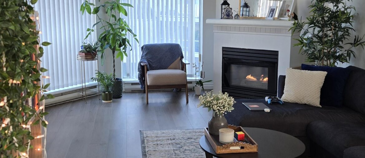 What colour curtain rod and curtains?