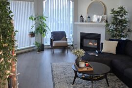 What colour curtain rod and curtains?