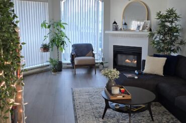 What colour curtain rod and curtains?