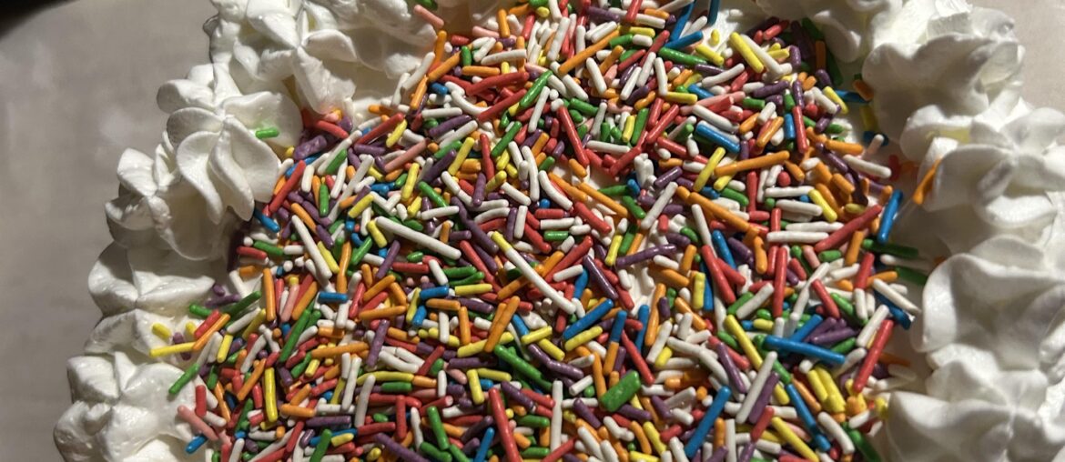 Gâteau d’anniversaire pour mon bébé et ces copains chez la nounou ✨😭 (j’ai pas du tout confiance en moi pour la pâtisserie je suis stressée)