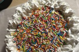 Gâteau d’anniversaire pour mon bébé et ces copains chez la nounou ✨😭 (j’ai pas du tout confiance en moi pour la pâtisserie je suis stressée)