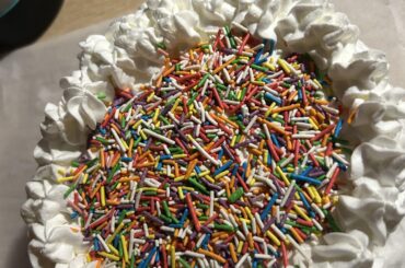 Gâteau d’anniversaire pour mon bébé et ces copains chez la nounou ✨😭 (j’ai pas du tout confiance en moi pour la pâtisserie je suis stressée)