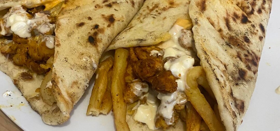 Des naans maisons garnis de poulets