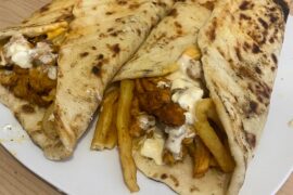 Des naans maisons garnis de poulets