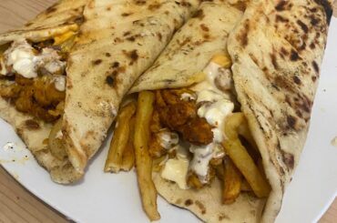 Des naans maisons garnis de poulets