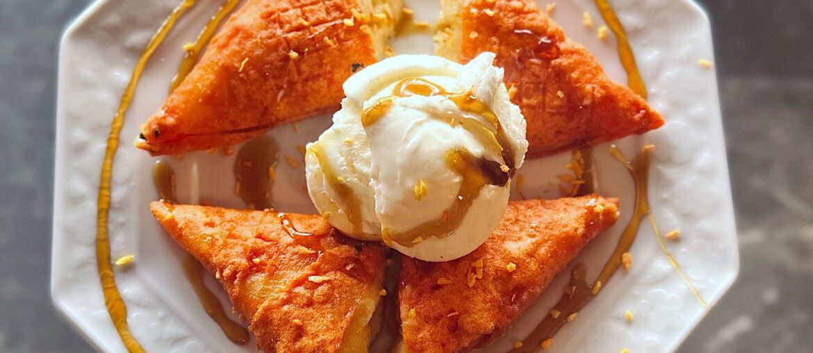 Warm banana in crispy batter with ice cream