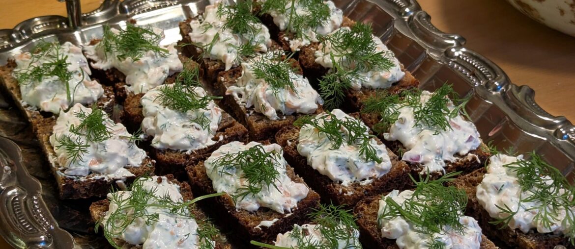 Salt-cured salmon tartare toasts