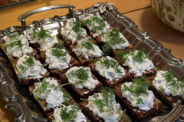 Salt-cured salmon tartare toasts