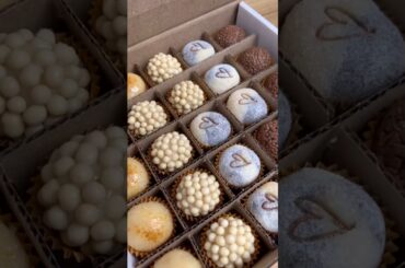 Caixa com 25 brigadeiros gourmet  #brigadeiro #receitas #confeitaria  #doces #brigadeirogourmet