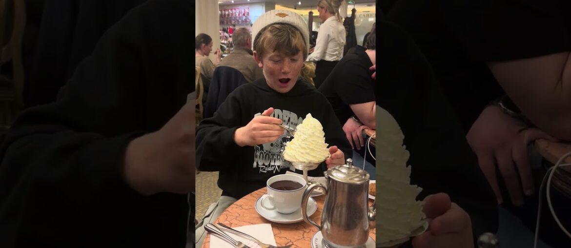 Fancy French food fail! 😆😆🙈 #paris #french #carette #hotchocolate #whippedcream #foodfail