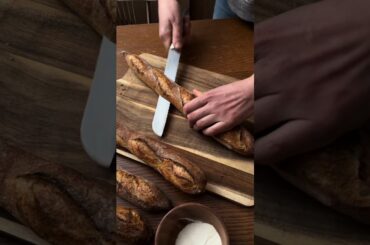 Roti Baguette… Ternyata Dulu Dilarang Dipotong?! 🥖😳 #shortvideo #cooking #trending #viral #food