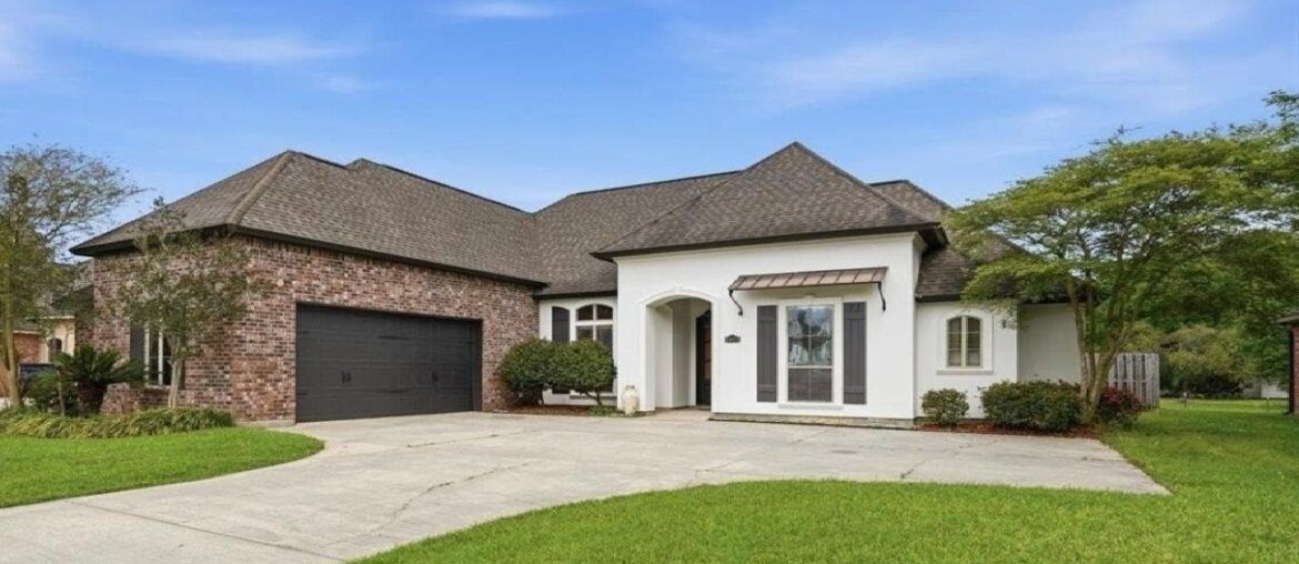 24929 Plantation Lake Ave, Denham Springs, LA Presented by Darren James. 24929 Plantation Lake Ave, Denham Springs, LA Presented by Darren James.