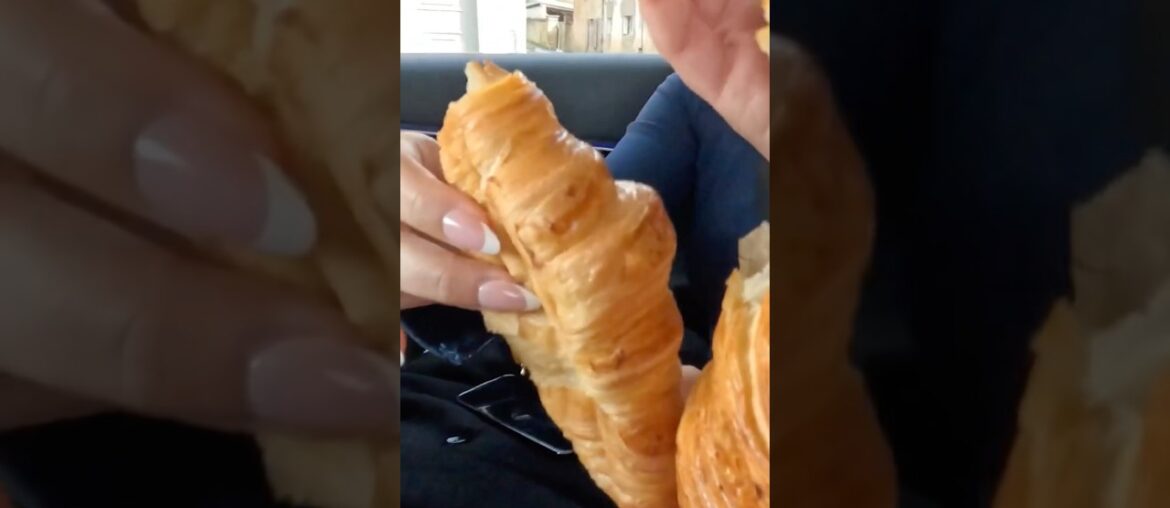 Probando croissants en Francia  #youtubeshorts #travel #trend #croissant #pastry #france #frenchfood