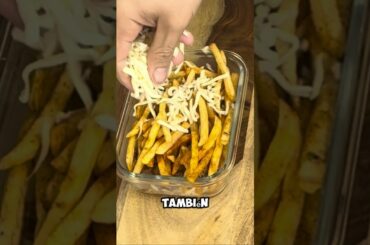 Papitas fritas con carne y queso