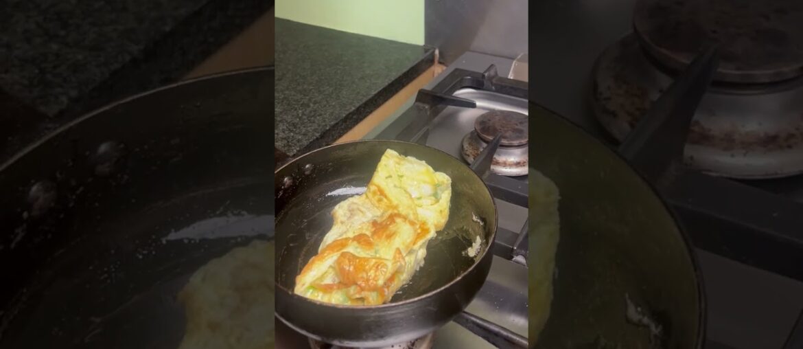 Omelette in 7 inch chefs pan #omelette #egg #frenchcooking #ironcookware   #fryingpan #simplefood