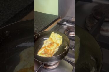 Omelette in 7 inch chefs pan #omelette #egg #frenchcooking #ironcookware   #fryingpan #simplefood