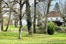 Relax in France 🇫🇷 Riverside Home with 2.7 acres – Walk to Village, €249k