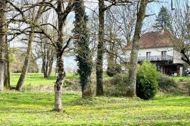 Relax in France 🇫🇷 Riverside Home with 2.7 acres – Walk to Village, €249k