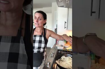 I think it’s safe to say we’re just going to eye ball everything 🤣 French Onion Chicken Orzo Bake