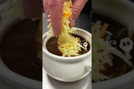 Soupe à l’oignon gratinée 🧅🧀 | Recette française AUTHENTIQUE facile et ultra savoureuse !