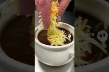 Soupe à l’oignon gratinée 🧅🧀 | Recette française AUTHENTIQUE facile et ultra savoureuse !