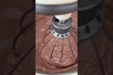 French meringue macarons 🕊️ Video lesson available for purchase on my website lugurkova.com