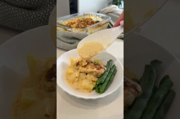 French Onion Chicken Bake 🤝🏼 Recipe: serves 4 4 Large White Potatoes, diced 4 Large Chicken Thighs