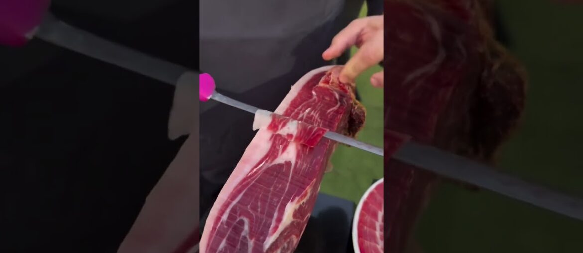 Descubre por qué el jamón cortado a cuchillo por nuestros maestros es el detalle que nos diferencia