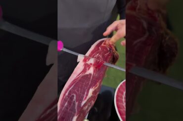Descubre por qué el jamón cortado a cuchillo por nuestros maestros es el detalle que nos diferencia