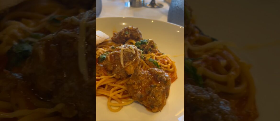 Dinner on the Zaandam 🍽️ | Comfort Food at Sea 🌊