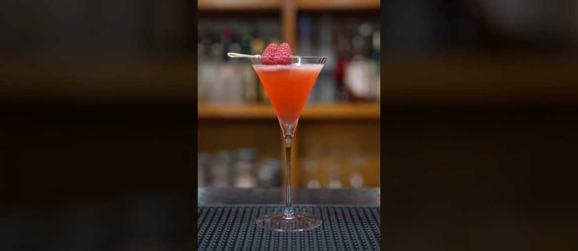 The only French Martini recipe you’ll ever need. 🍸✨