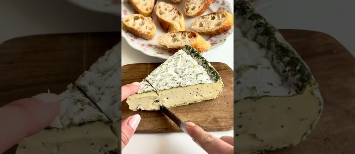 Radishes with butter or Radishes with cheese? 🫜 #frenchcuisine #americaninparis