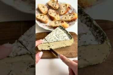 Radishes with butter or Radishes with cheese? 🫜 #frenchcuisine #americaninparis