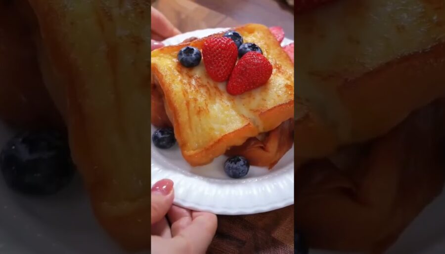 The Ultimate Gourmet French Toast! 🍞🍓 Super Fluffy & Easy Recipe #Shorts #Cooking