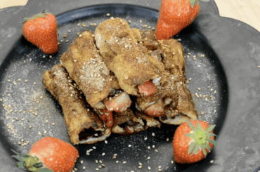 Choco Creme strawberries HotDog's, fresh tasty sweetness with the special(particular) Fiff, from cinnamon & sugar