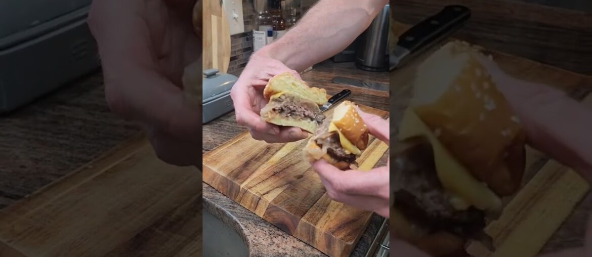 French Onion Cheese Burgers...🍔 #dinnerideas #recipes #burger #onion #goodfood