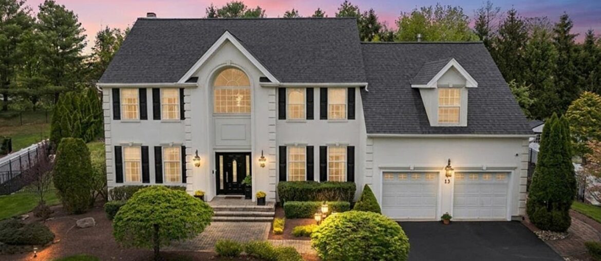 13 Iris Cir, Manalapan Township, NJ