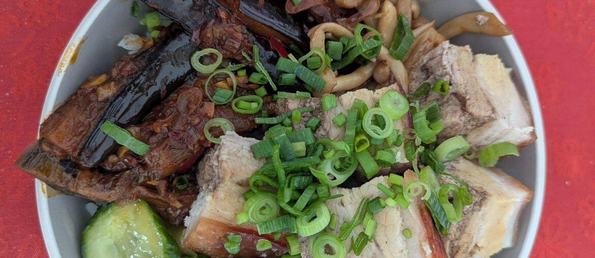 Poitrine de porc croustillante, champi shimeji, aubergines yuxiang, pickles de concombres