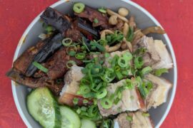 Poitrine de porc croustillante, champi shimeji, aubergines yuxiang, pickles de concombres