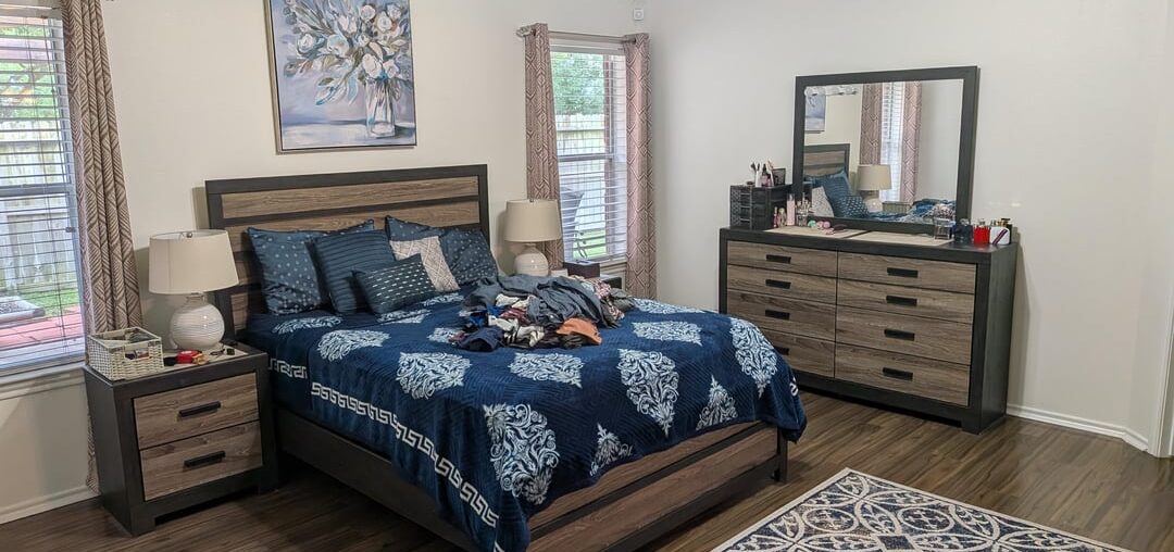 Master bedroom Bed between window or wall (behind is bathroom)