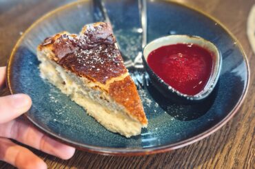 Basque cheesecake with raspberry sauce