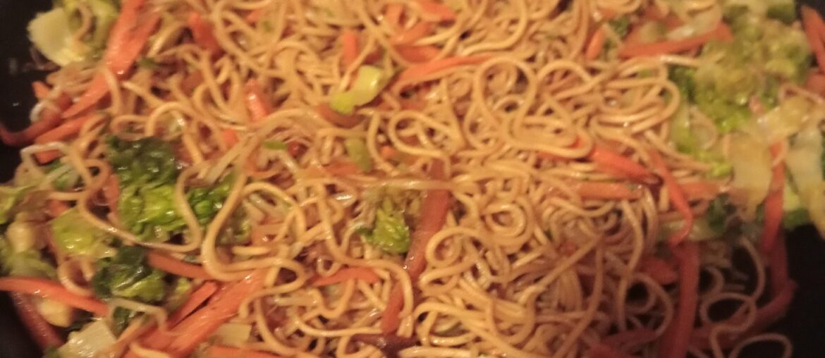 Again, mine frite mauritien recette familiale cette fois préparer au poêle de camping hollandais du pote(mon pote vie dans un van)